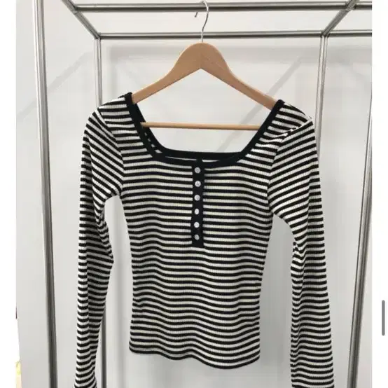 리스 stripe button slim tee 오프숄더 티