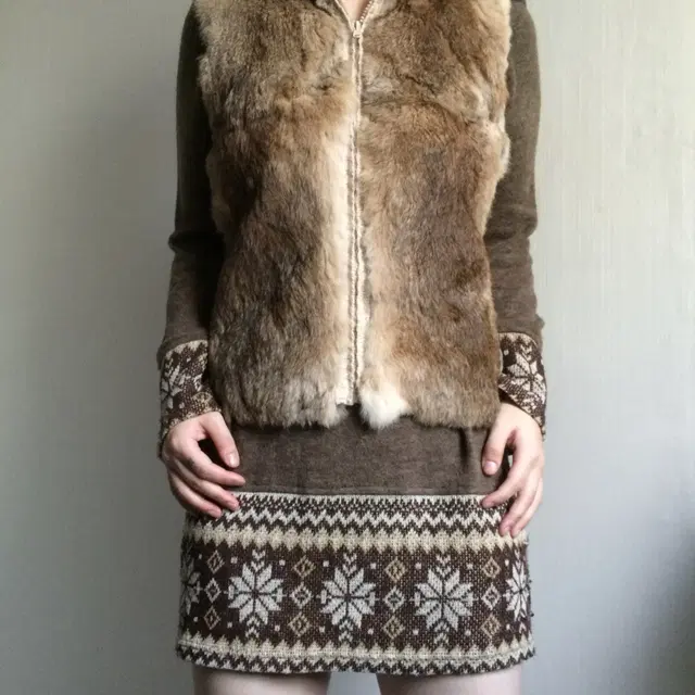 Fur layered knit high neck vest zip up