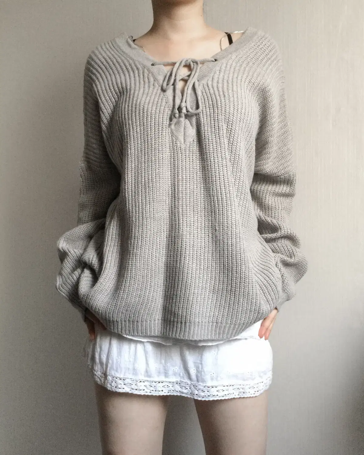 Lace up point deep neck knit