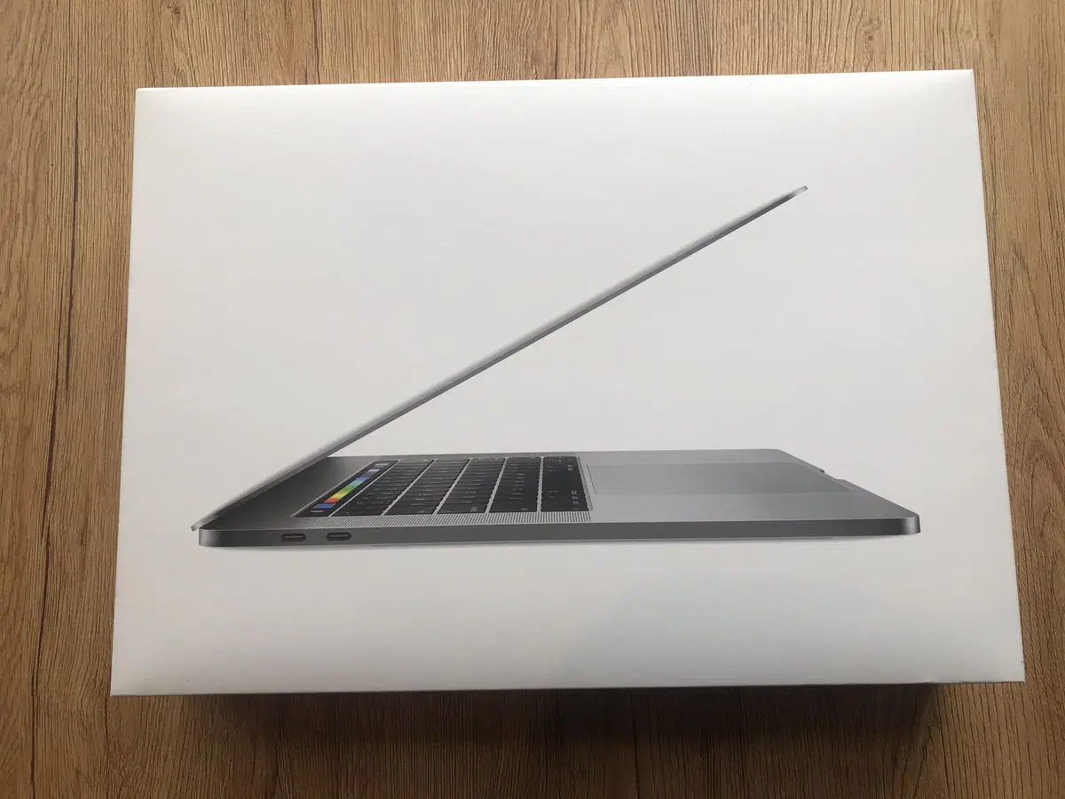 Box full set is selling a MacBook Pro 15" touchbar 2016 A1707