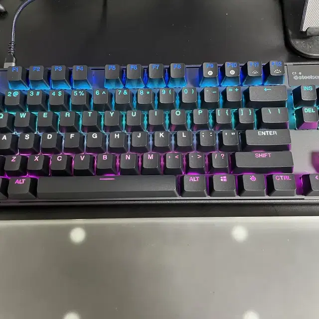 스틸시리즈 apex pro tkl 유선 키보드 판매합니다.