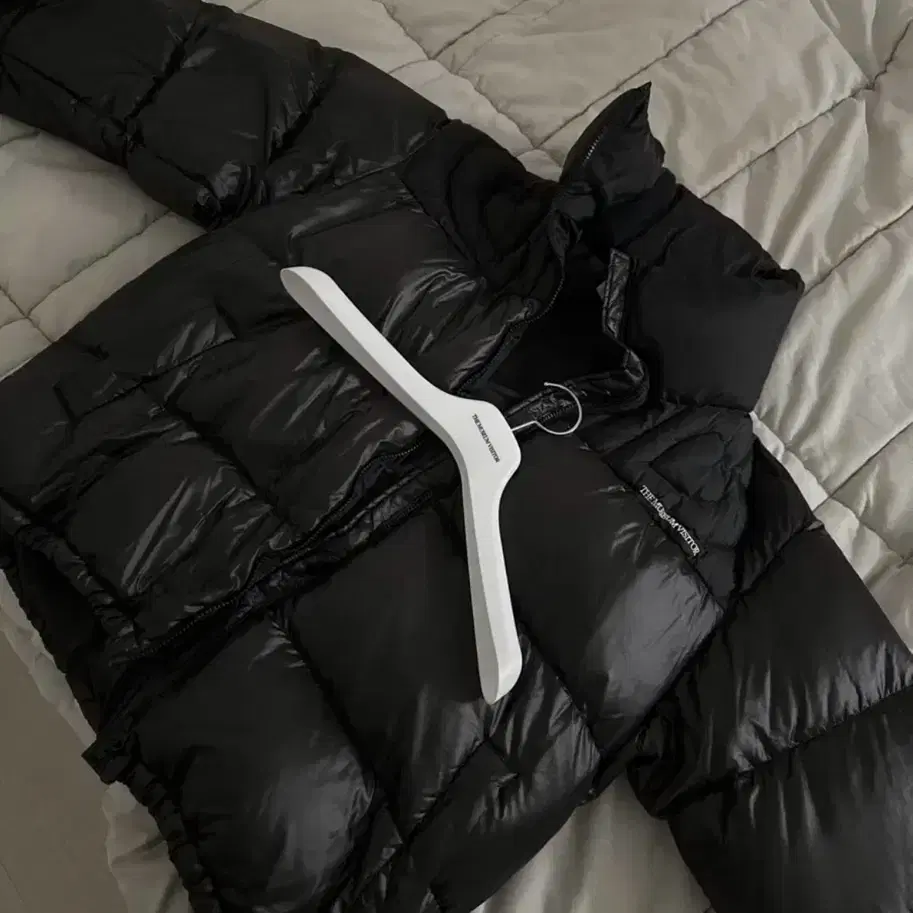 더뮤지엄비지터 패딩 L