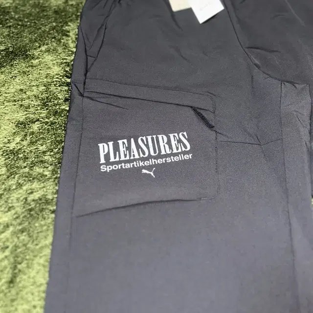 [M] PLEASURES 플레져스 X 푸마 카고팬츠 블랙