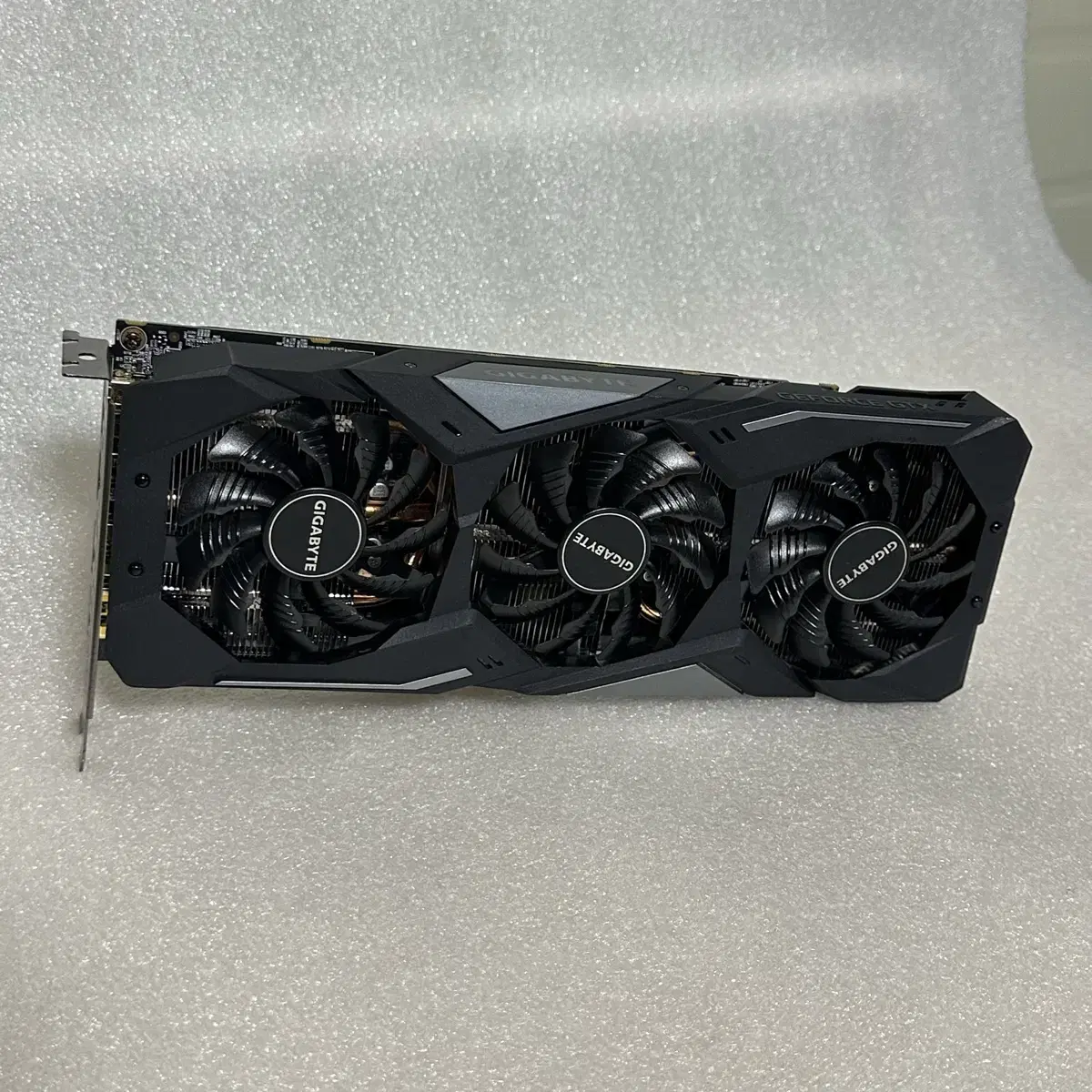 기가바이트 GTX 1660 super 3팬 그래픽 카드