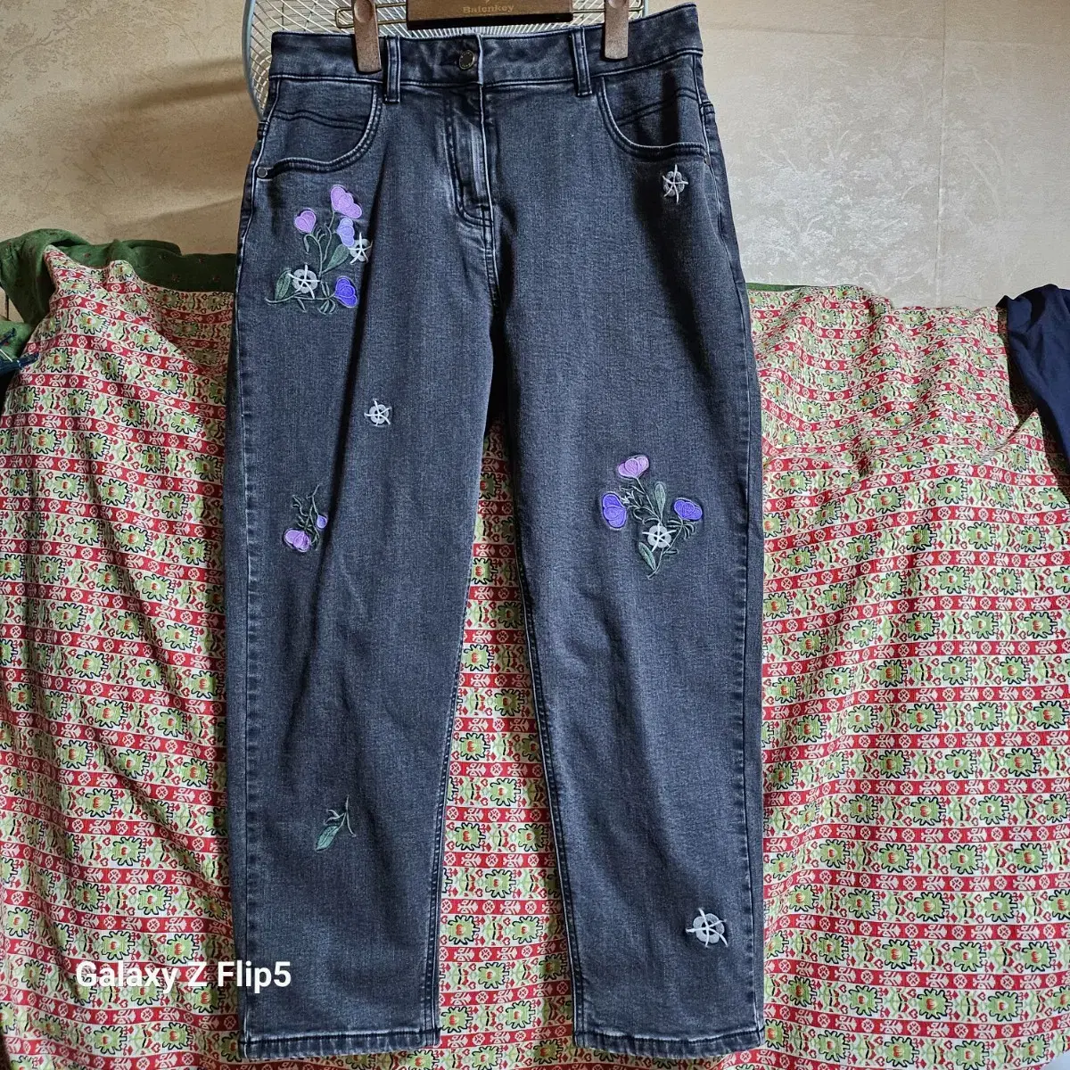 Embroidered jeans (77-88) with brim