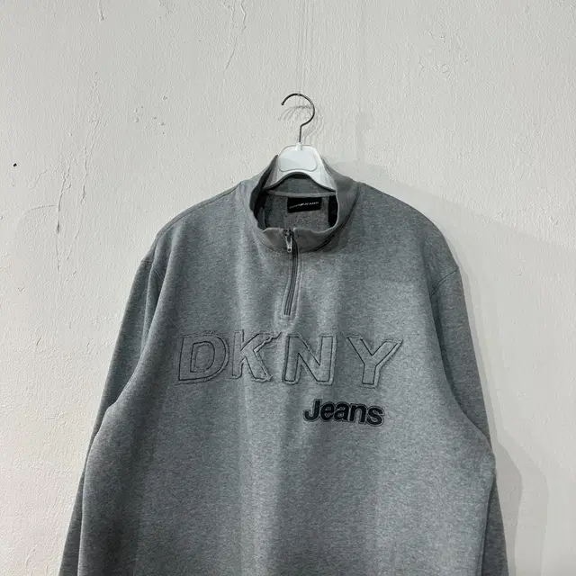 DKNY 빅로고 반집업 맨투맨 XL.