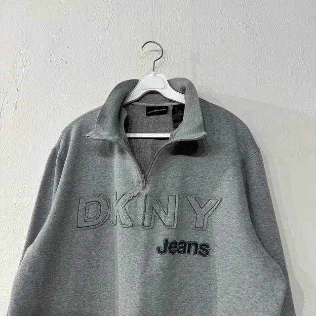 DKNY 빅로고 반집업 맨투맨 XL.