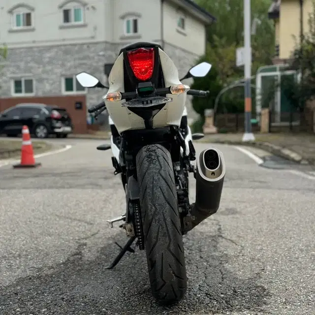 스즈키 gsxr-125 18년식 흰색차량 판매합니다.