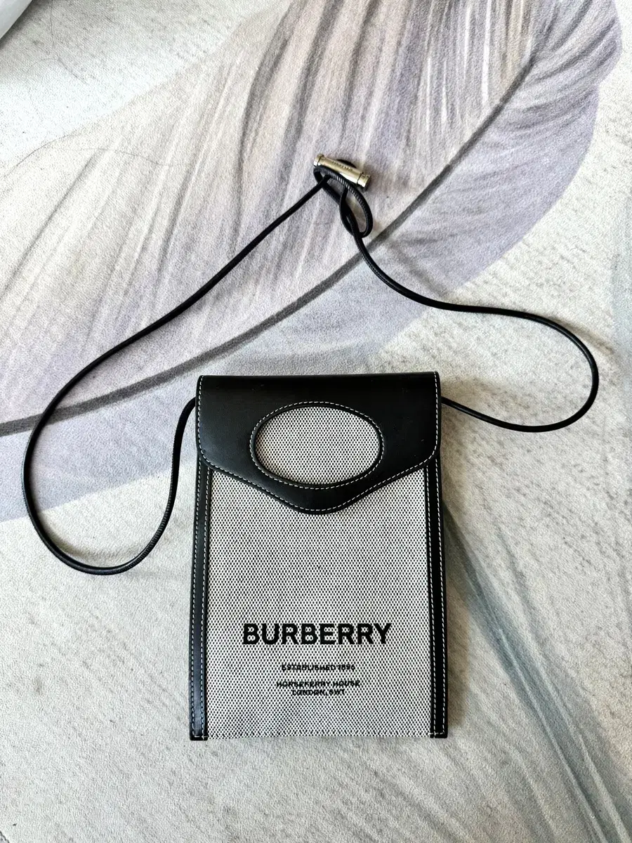 BURBERRY 버버리 투톤 캔버스 레더 크로스백/남여공용