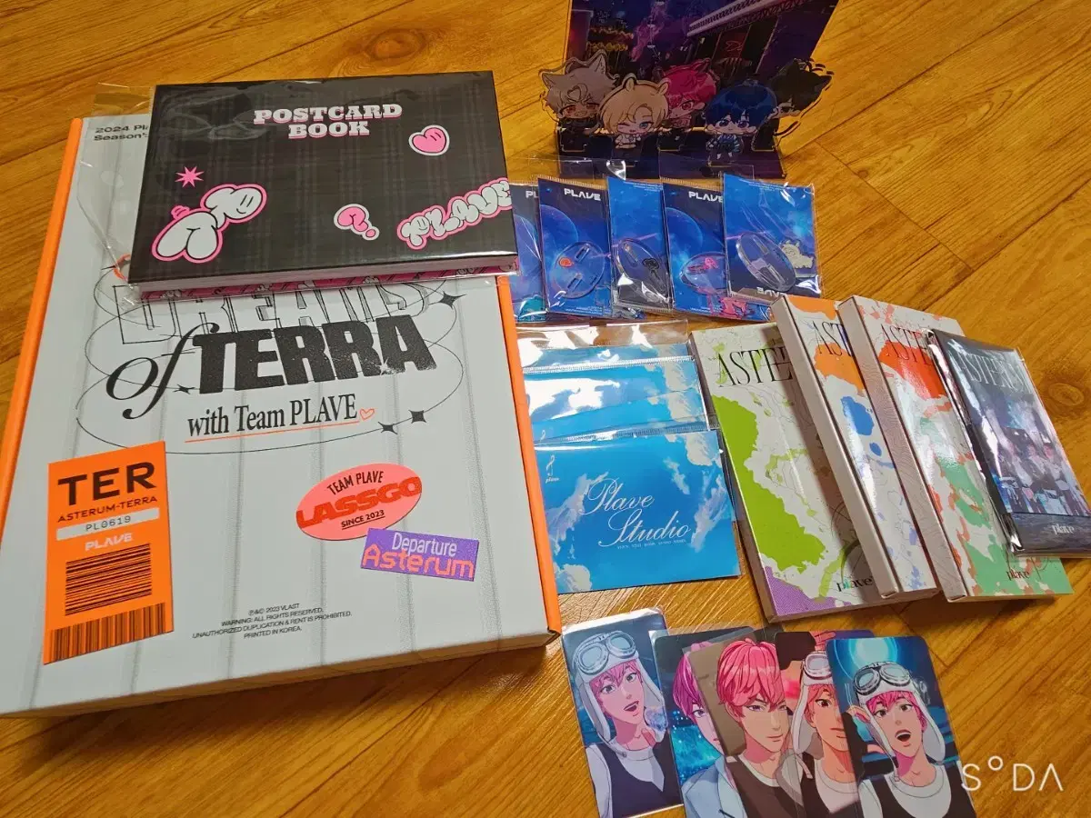 Plave W4L albums, seasons greetings, postcard books, certificates, acrylic stand, photocards