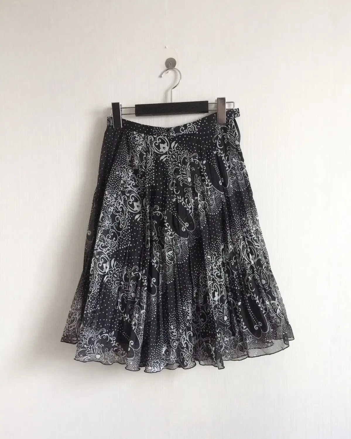 Ornament pattern pleat midi skirt