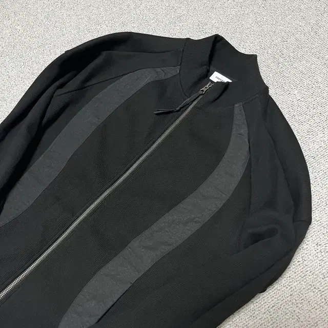 프리커 4POINTS RIBBED ZIP UP FREKER