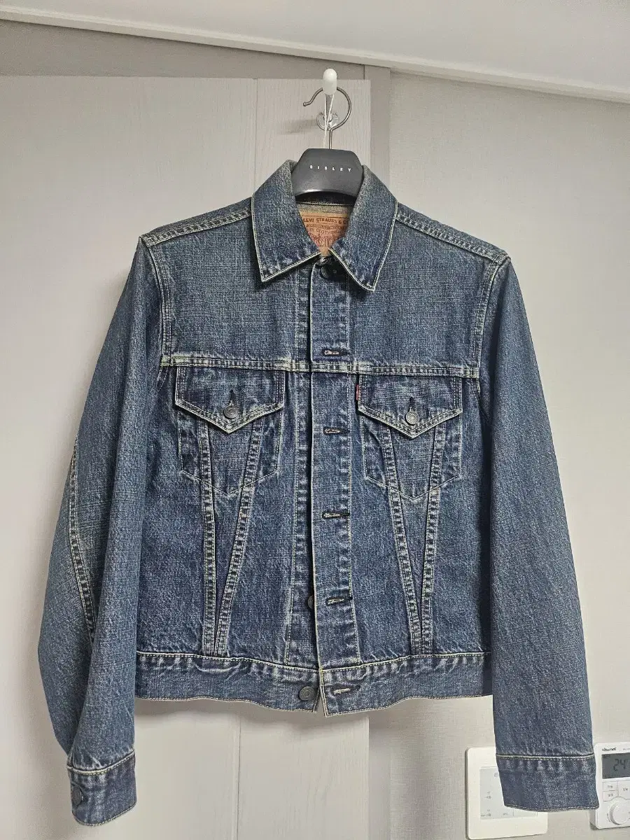 Levi's 90s Vintage Tracker 71557 (38) sells