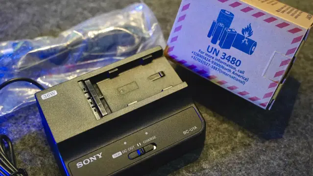 SONY 하이엔드용 배터리 BP-U35 와 충전기 BC-U1A 새상품!!