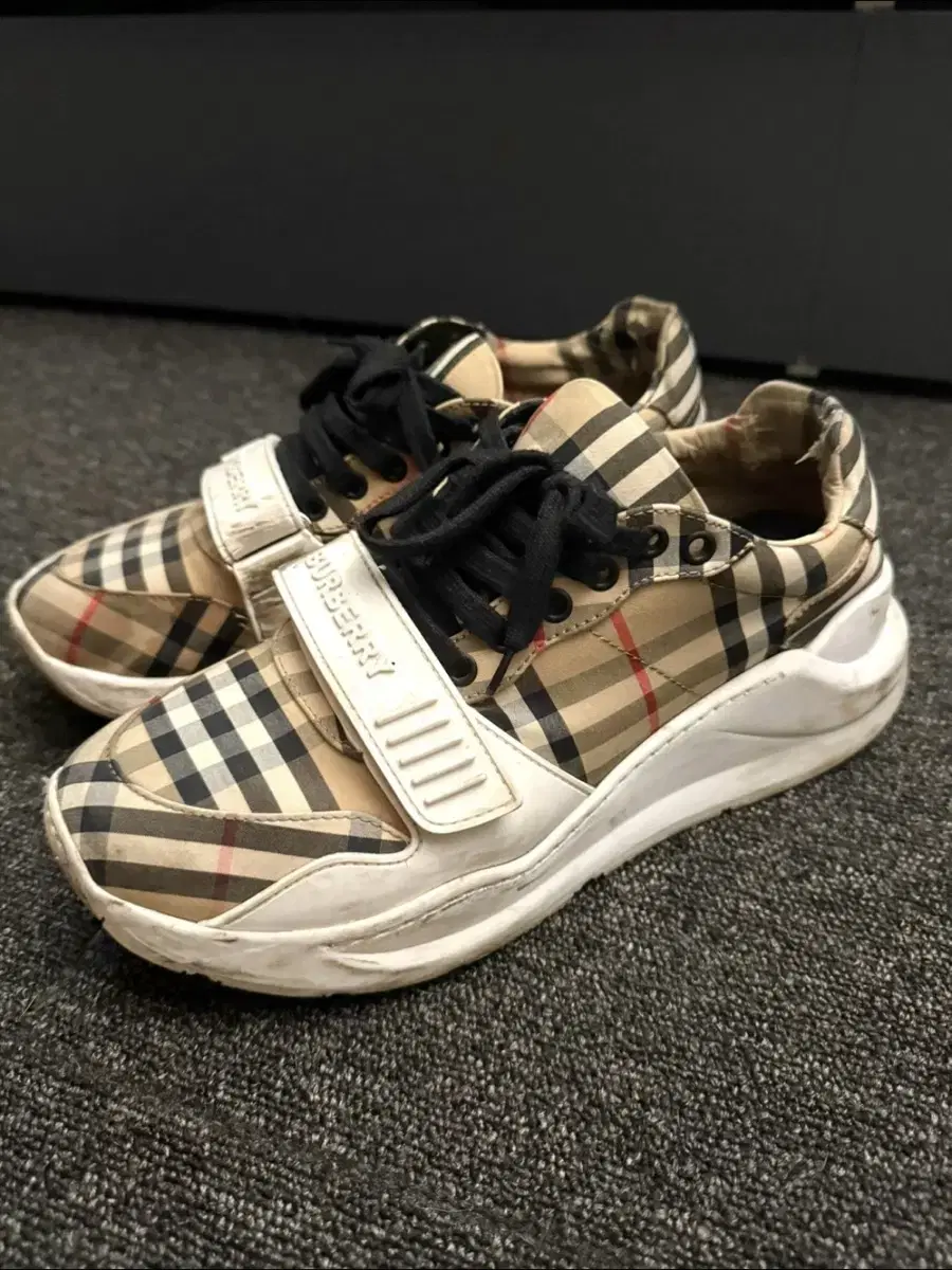 Burberry Sneakers 275