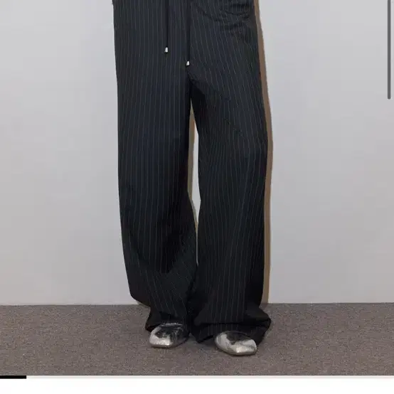 폴리수엠 슬랙스 새상품 PINSTRIPE EFFORTLESS PANTS