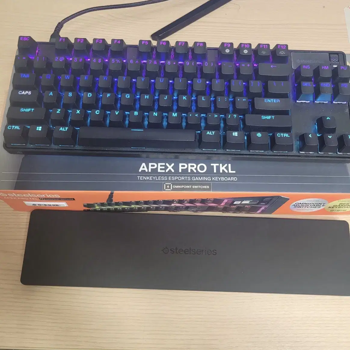 Apex pro tkl 팝니다ㅏ(마샬2 헤드폰 무료로 드려요)