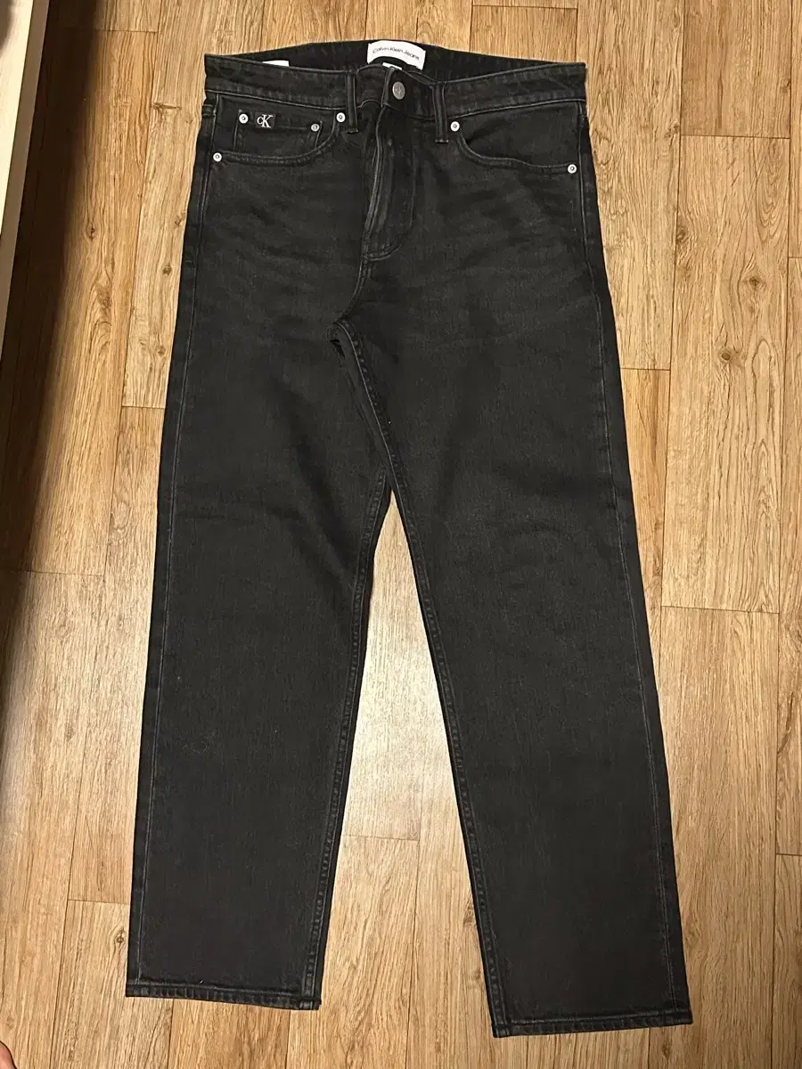 (32) Calvin Klein Black Jean Slim Straight