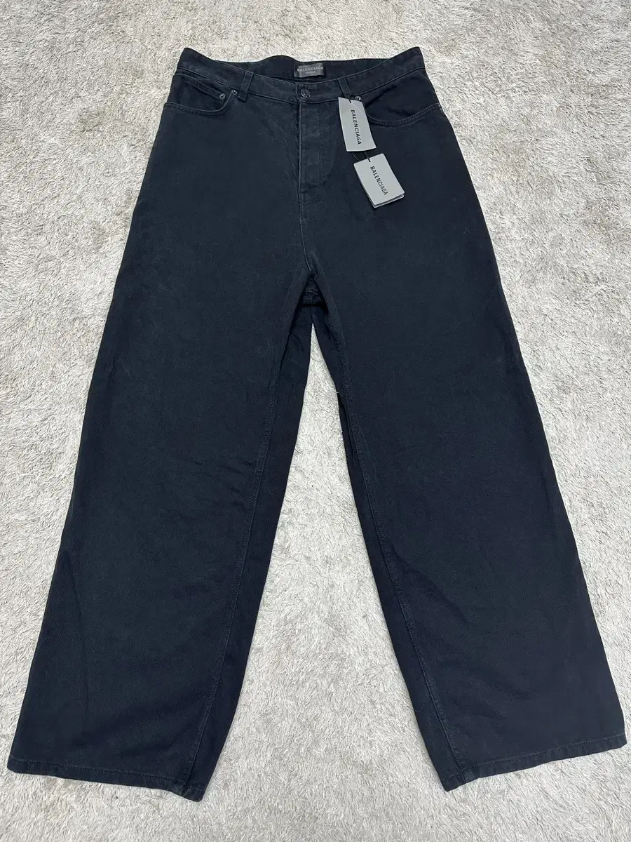 [M] Balenciaga Large-bellied black denim