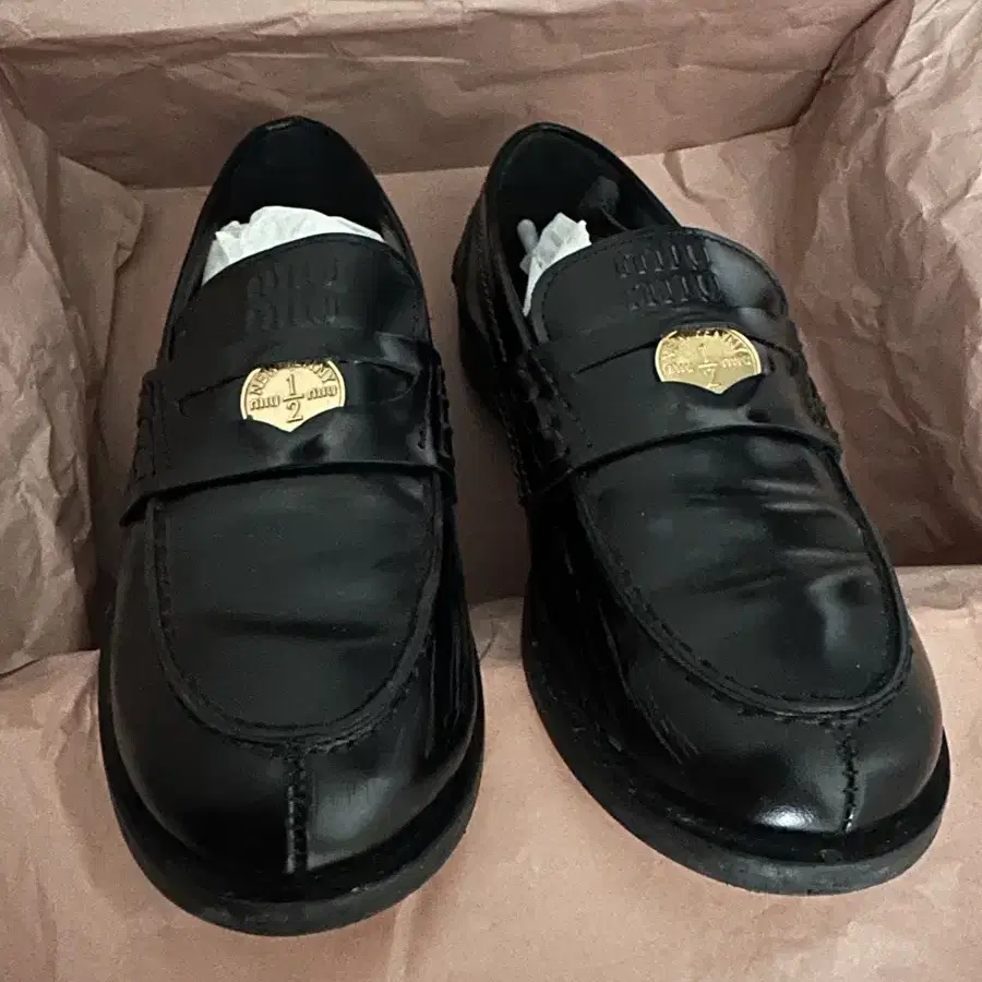 미우미우 가죽 페니 로퍼 블랙 size 37 (240)