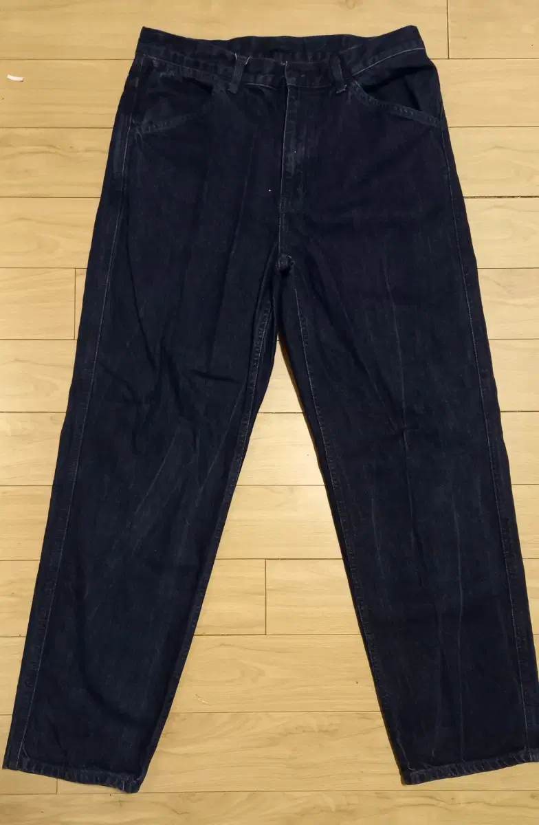 2+1) 2 pairs of Uniqlo jeans waist32