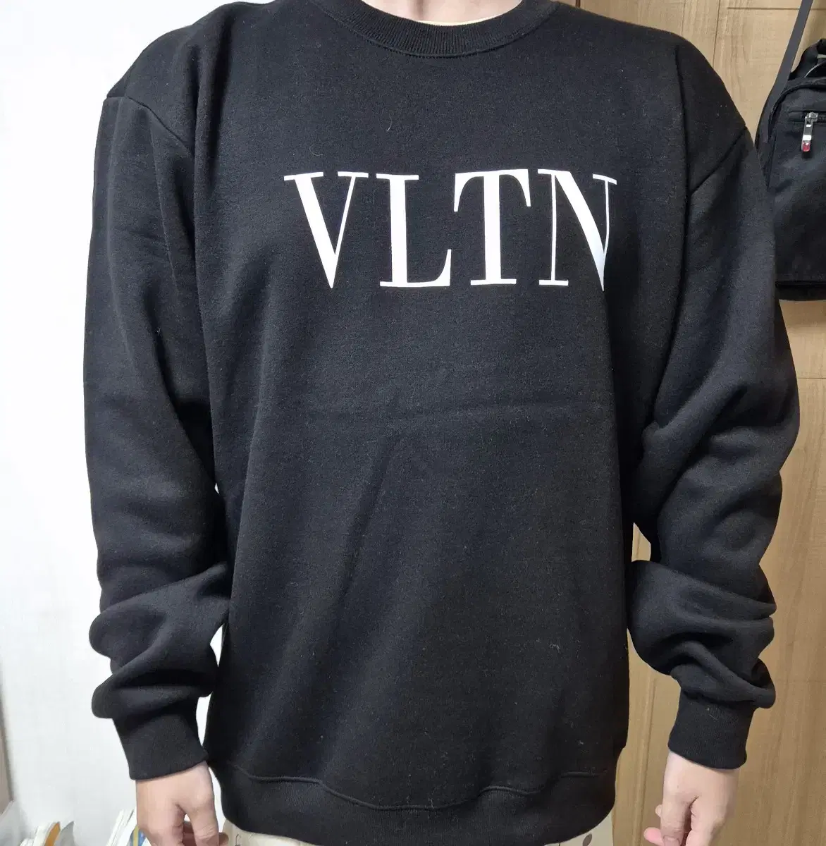 기모 VLTN 맨투맨