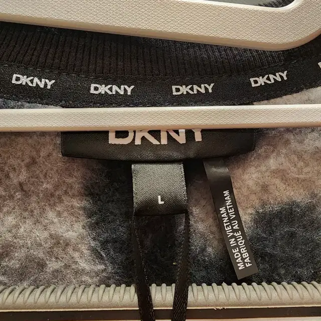 DKNY 프로스트 그레이 레오파드 쉐르파 후리스 여성 맨투맨