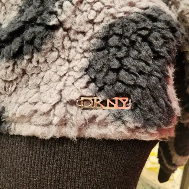 DKNY 프로스트 그레이 레오파드 쉐르파 후리스 여성 맨투맨