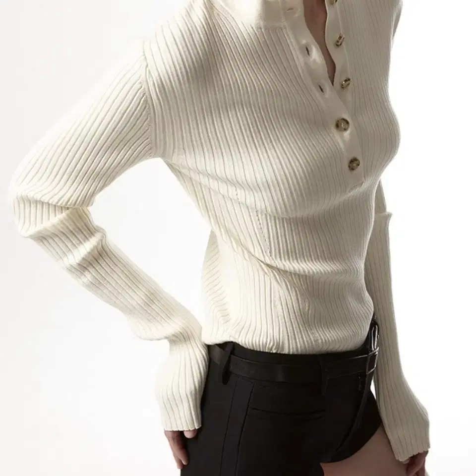 이안조 DEEP HENLEY NECK RIBBED KNIT 아이보리