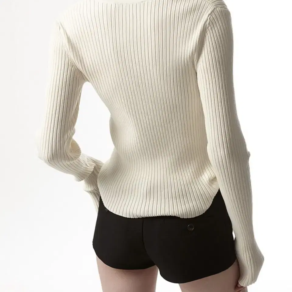 이안조 DEEP HENLEY NECK RIBBED KNIT 아이보리