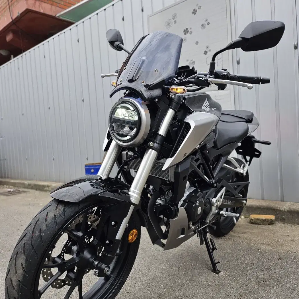 20년식 CB125R 신차급차량 판매합니다.