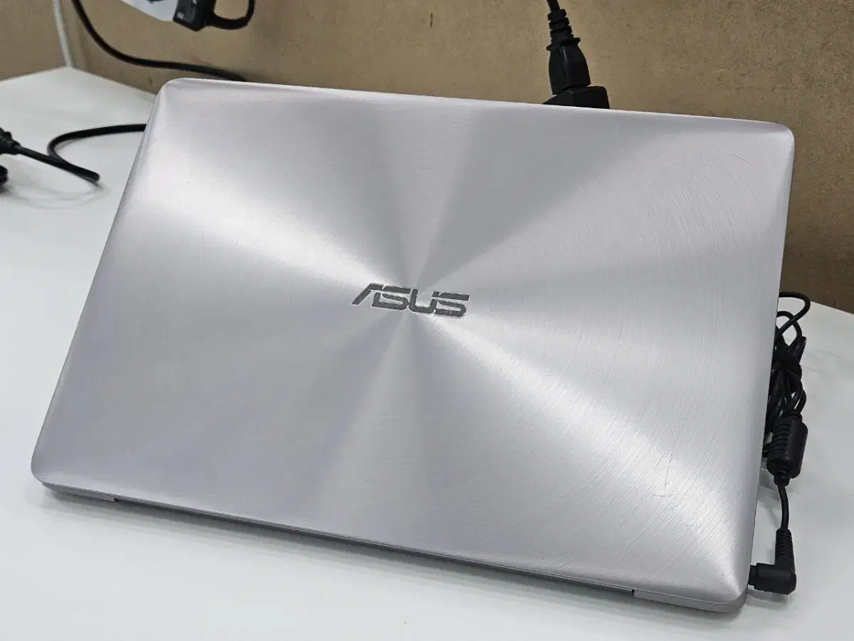 들고다니기 좋고 외관상태 좋은 asus 13인지 노트복