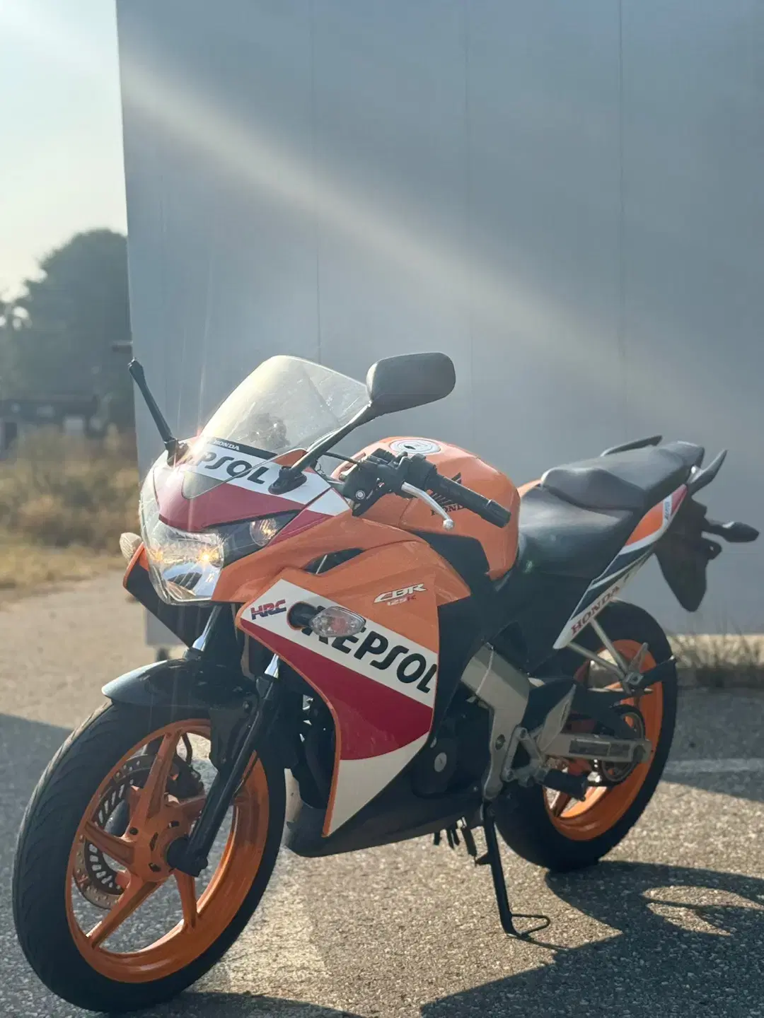 혼다 cbr125r 15년식  2만키로 때  렙솔차량 판매합니다.