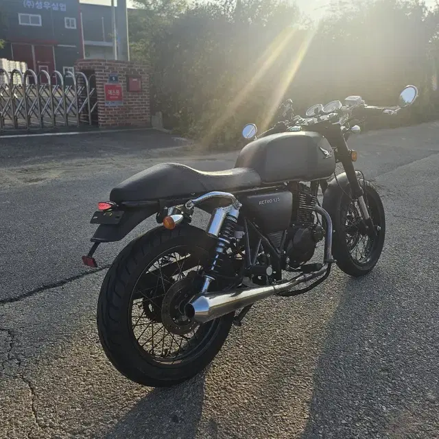 레트로125cc  23년식 1만키로때 180만원 올순정 올블랙