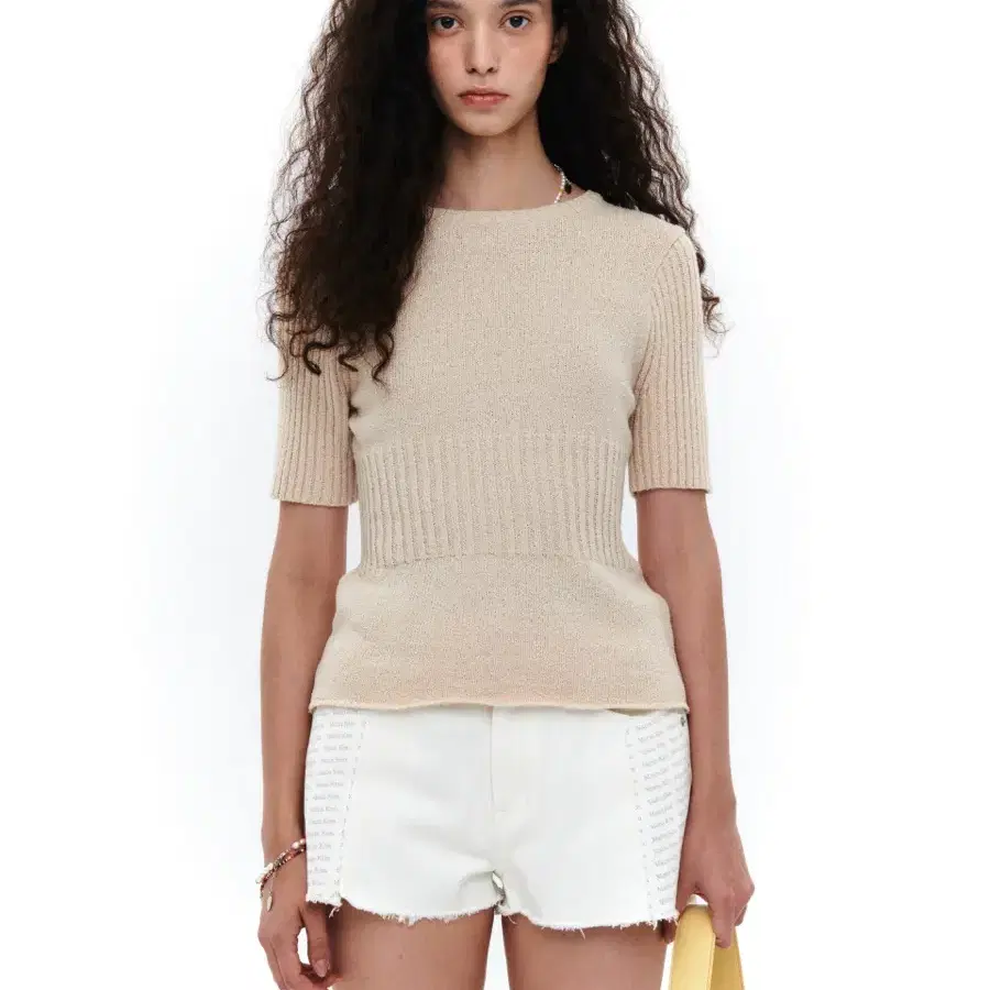 마뗑킴 TEXTURE BLOCK SLIM KNIT TOP IN BEIGE