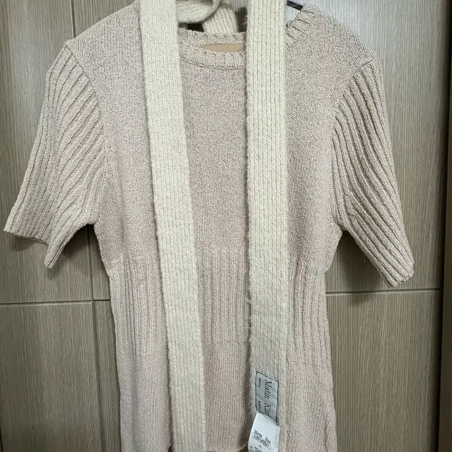 마뗑킴 TEXTURE BLOCK SLIM KNIT TOP IN BEIGE