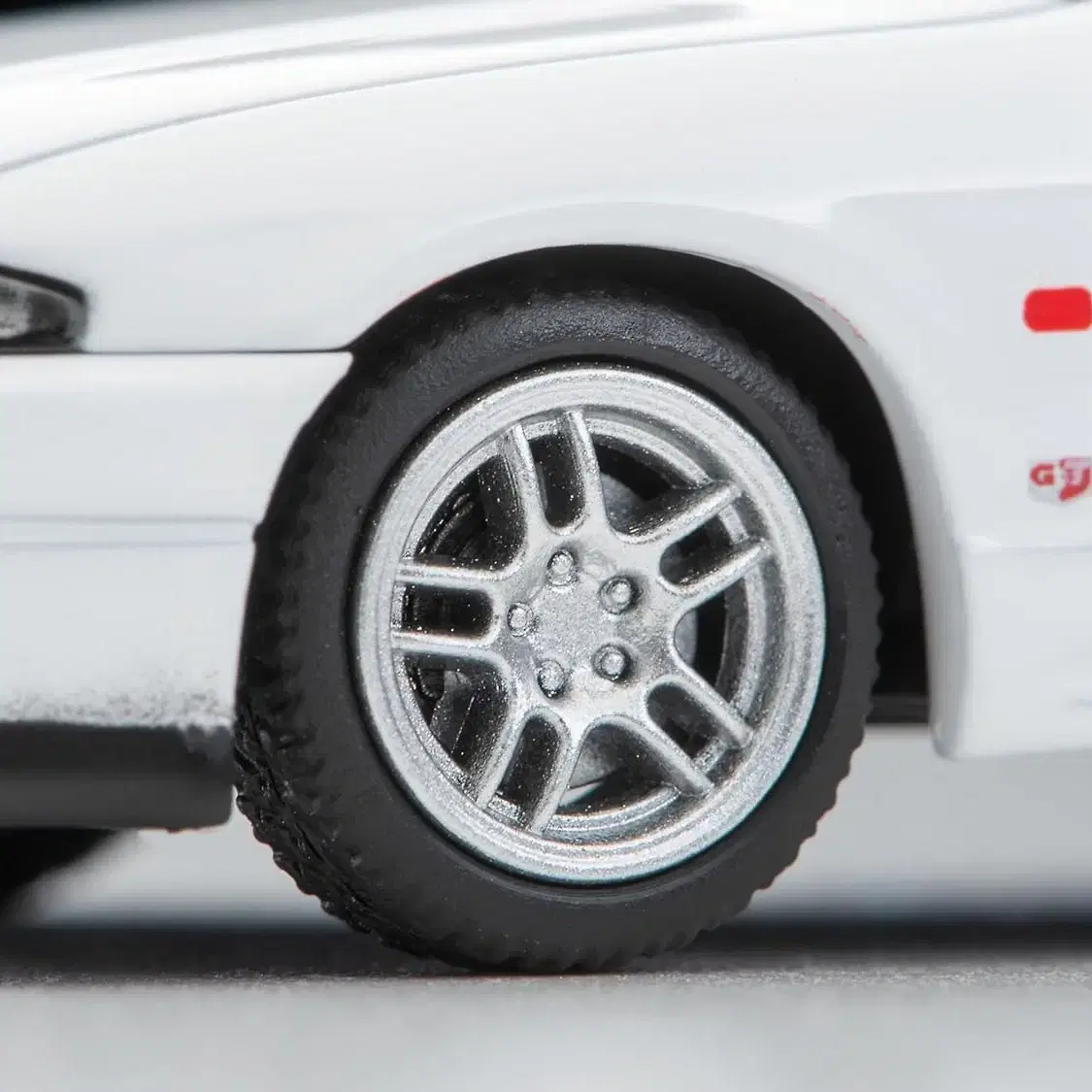 1:64 토미카 리미티드 빈티지 네오 닛산 스카이라인 GT-R (R33)