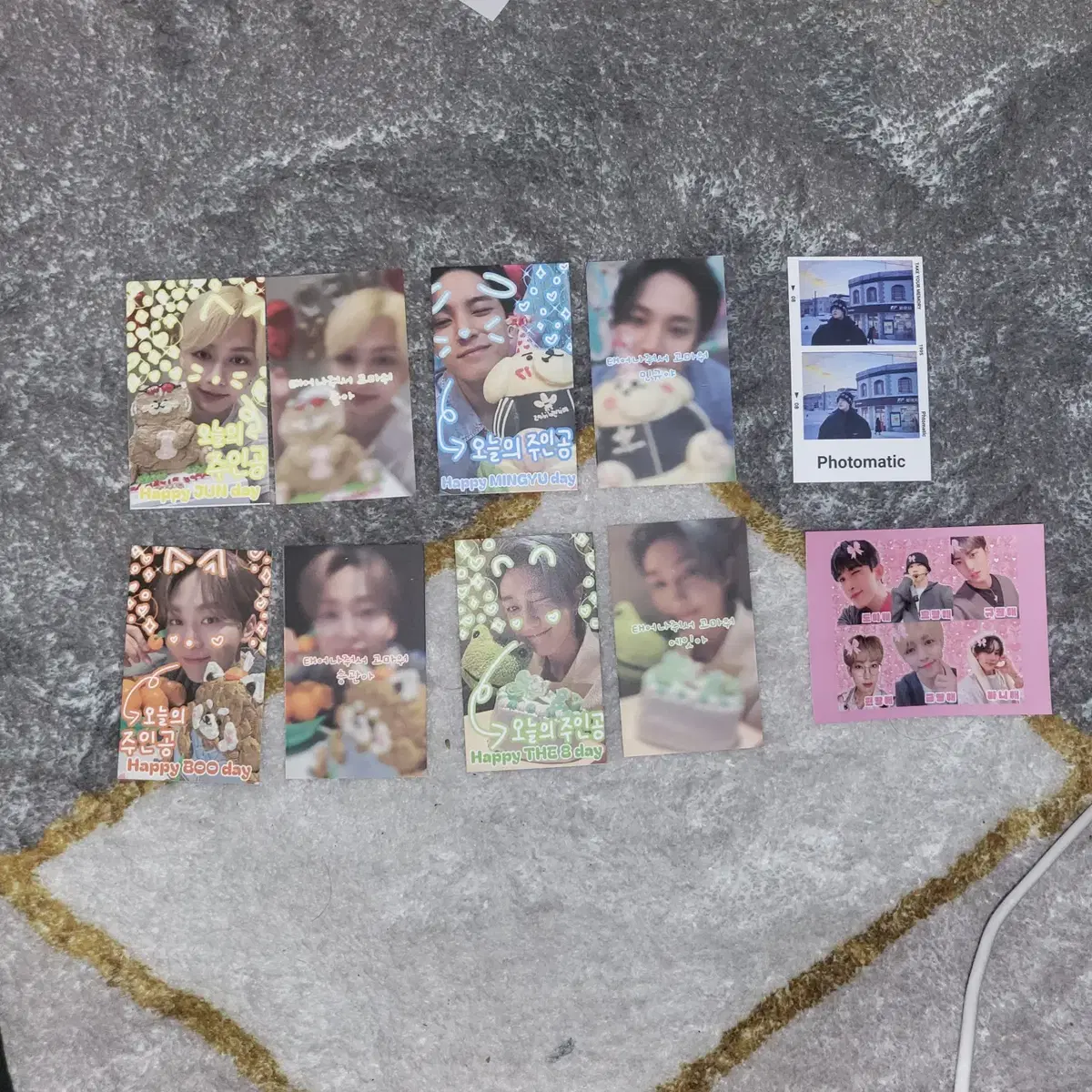 Seventeen unofficial goods sells photocards and purikura