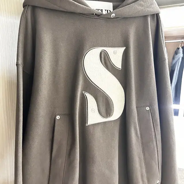 세터 후드티 Rivet Applique Pocket Logo Hoodie