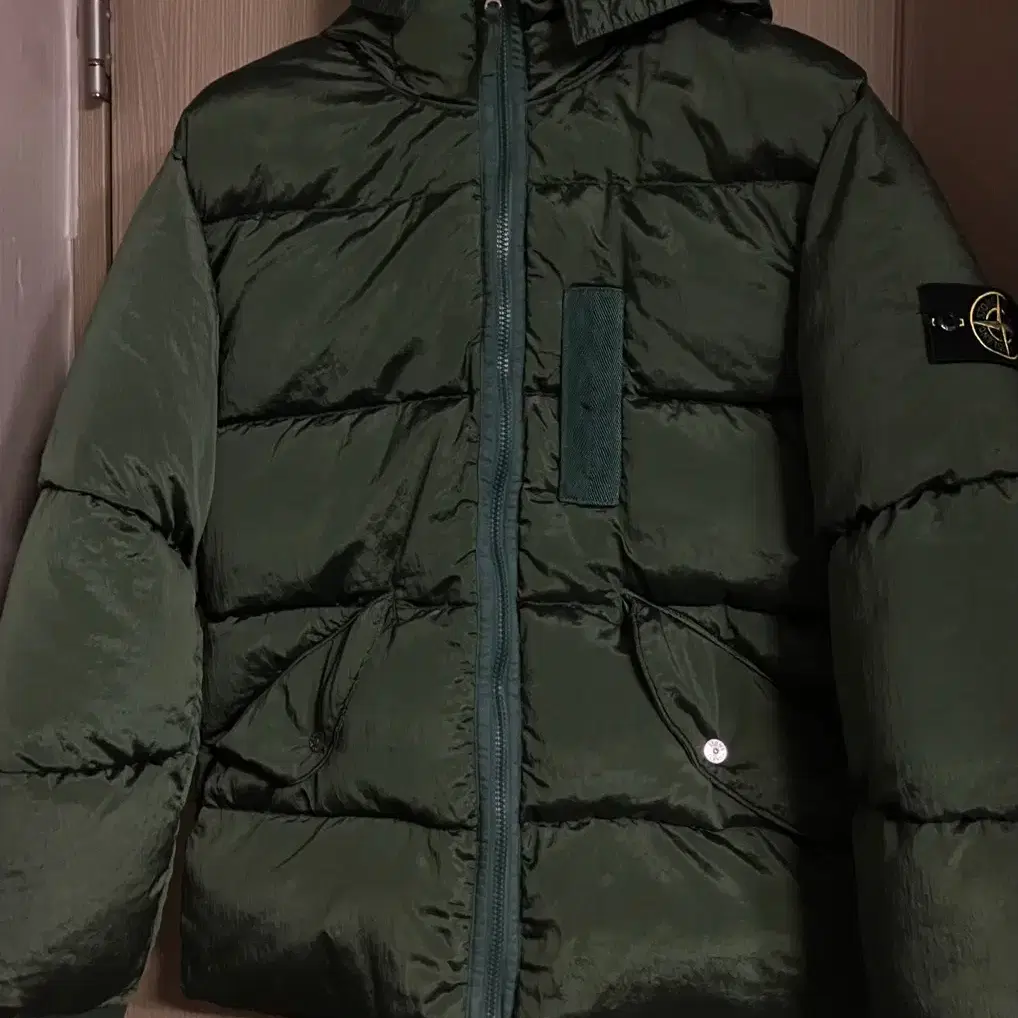 스톤아일랜드 나일론 메탈 다운 자켓 Olive green 22fw 국내판