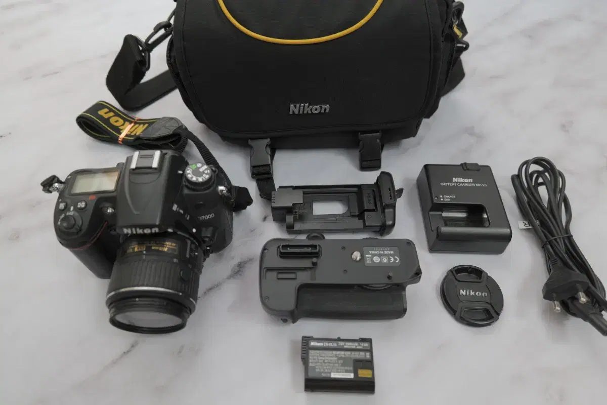 니콘 중급용 DSLR 카메라 D7000 과 18-55렌즈 세로그립