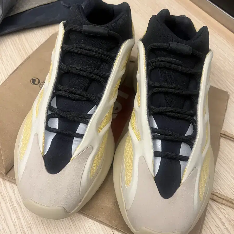 이지부스트 yeezy 700 v3 사플라워 270