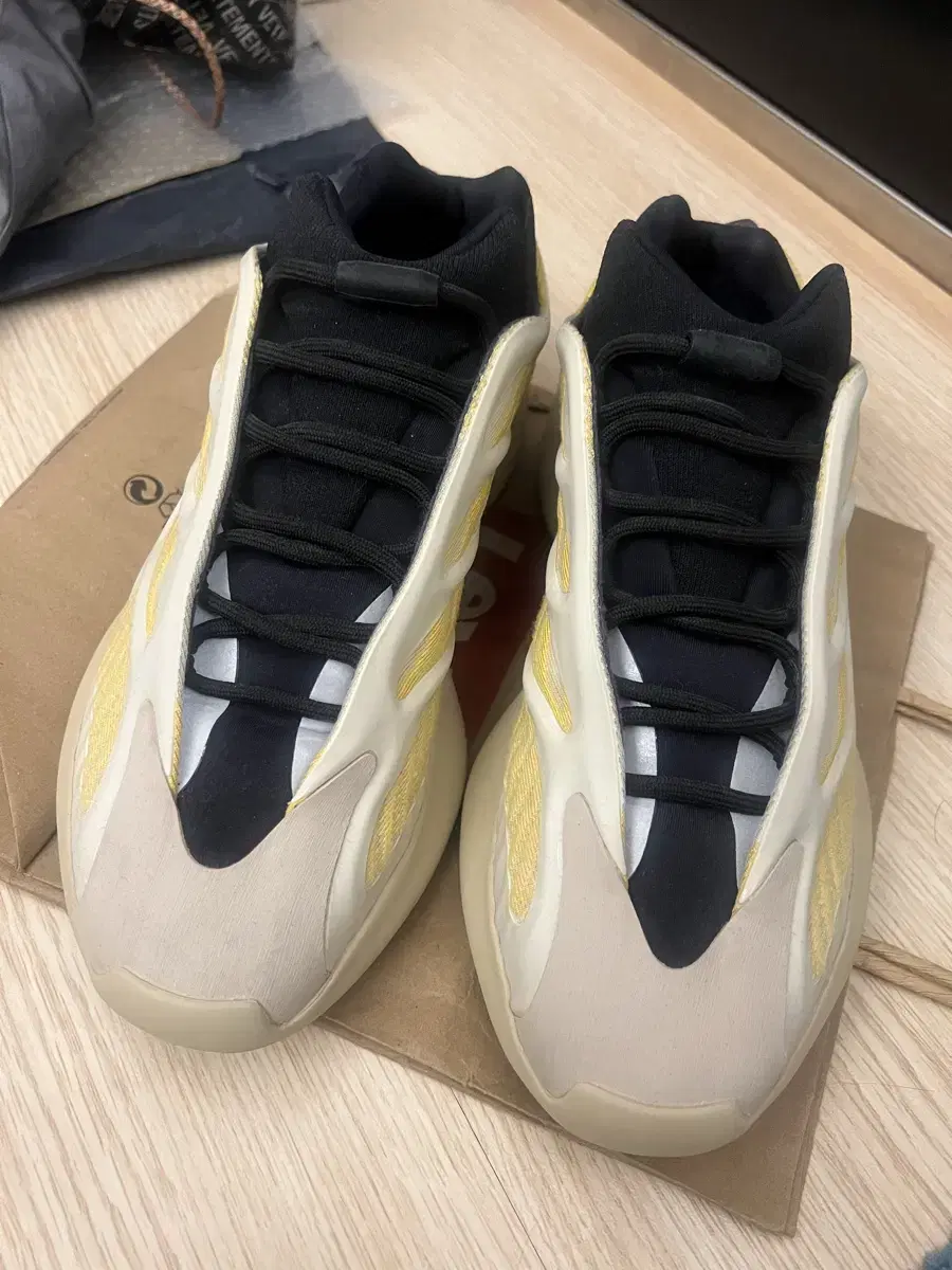 이지부스트 yeezy 700 v3 사플라워 270