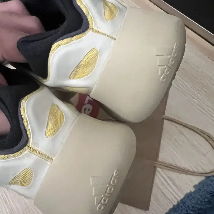 이지부스트 yeezy 700 v3 사플라워 270