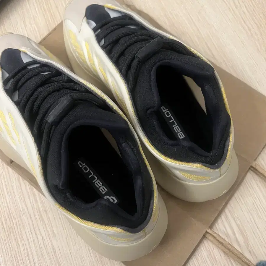 이지부스트 yeezy 700 v3 사플라워 270