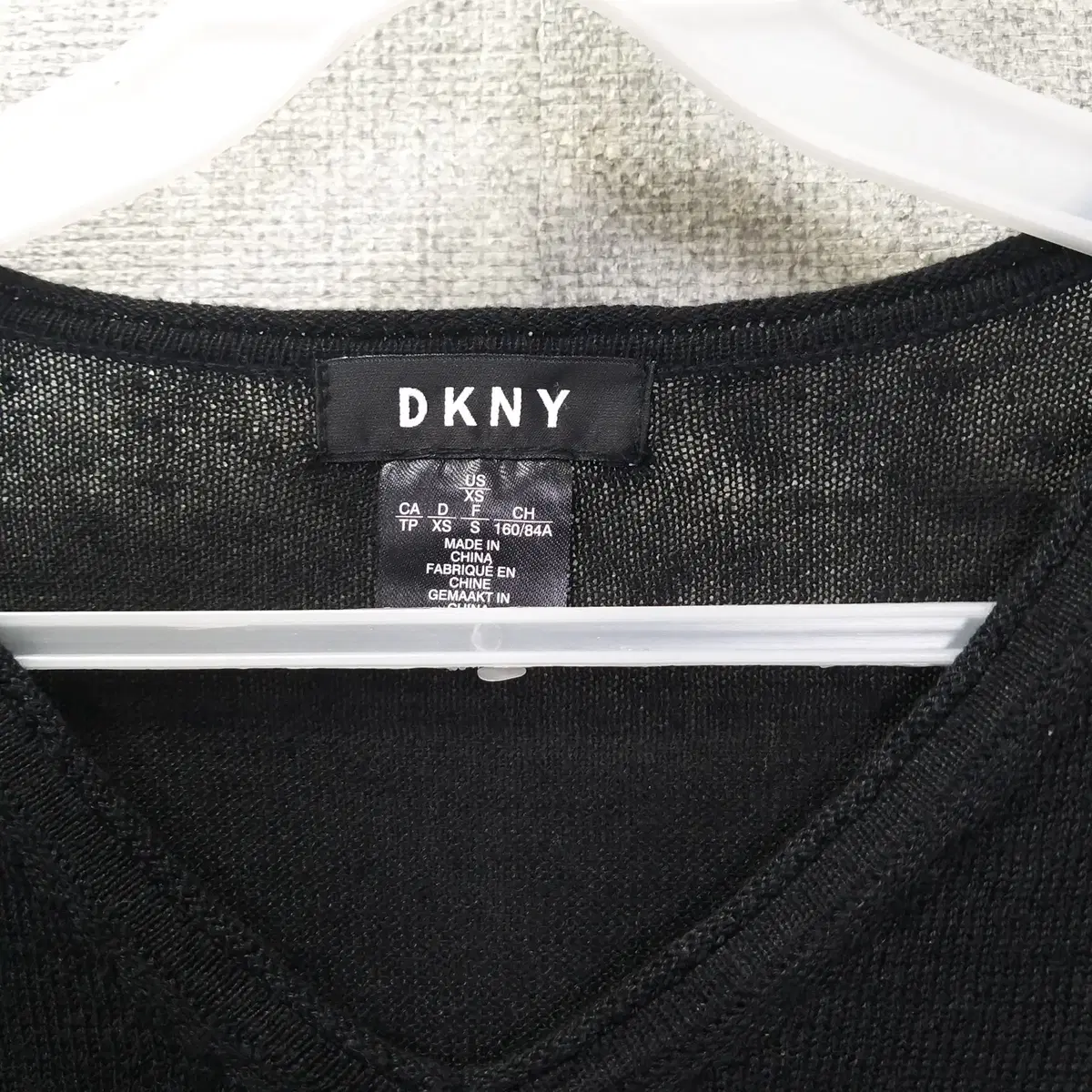 11. DKNY 블랙 브이넥루즈핏 린넨니트 여성XS