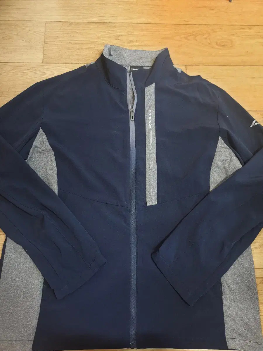 I have a size 115 Prospex tracksuit zip-up in good condition.