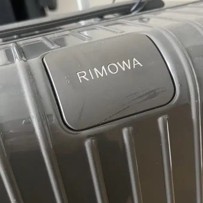 RIMOWA 리모와 에센셜 트렁크 플러스 그레이/ 캐리어