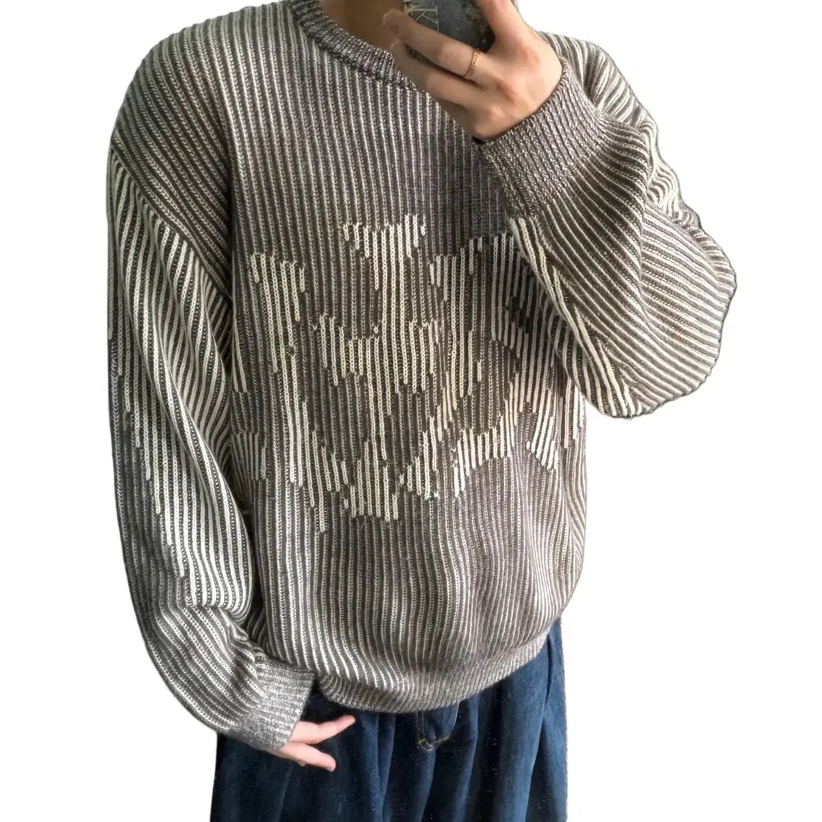 M-L Critical Loose-Overfit Graffiti Logo Round Knit