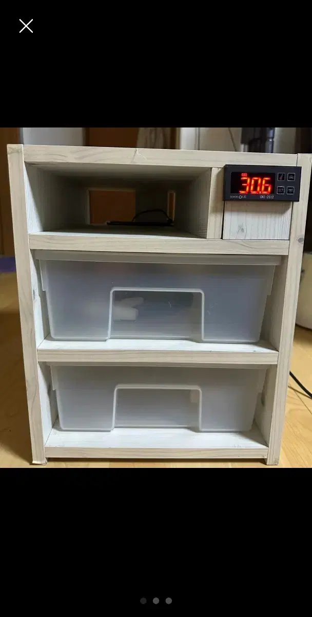 Three-tiered reptile breeding facility with a heating chamber
